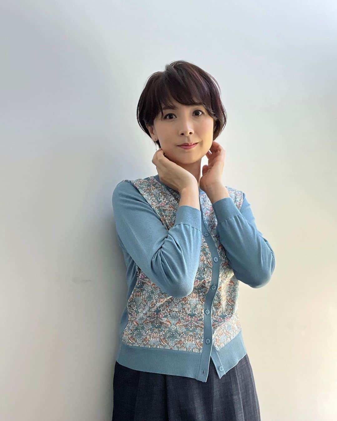 野村真季のインスタグラム：「ANNニュース 着用衣装  1〜4枚目 5/24 午後ニュース  5〜7枚目 5/25 午後ニュース  #テレビ朝日 #アナウンサー #アナウンサー衣装 #ootd #40代コーデ #40代ファッション #50代ファッション #大人コーデ #大人ファッション  #野村真季」