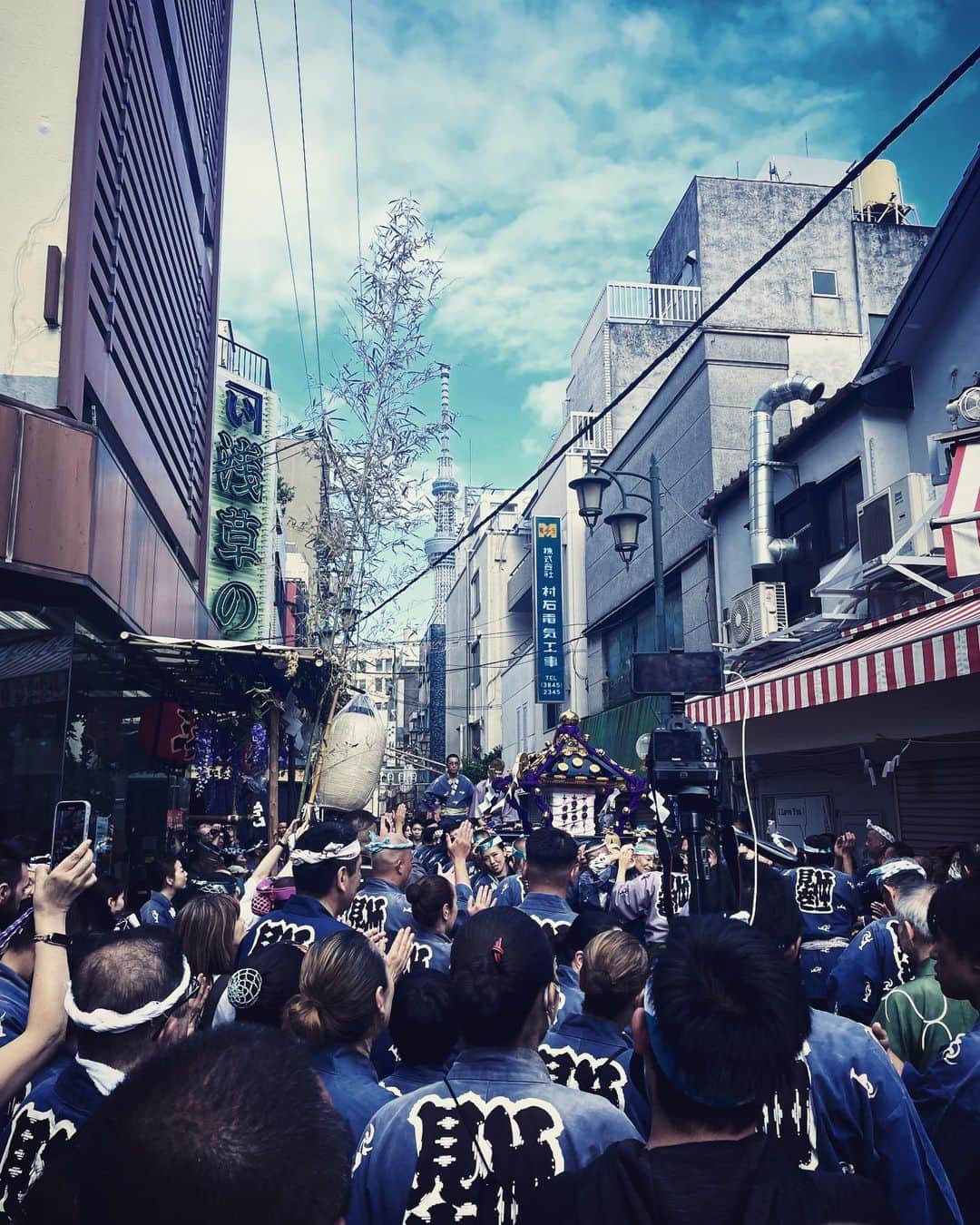 秋定麻紀子のインスタグラム：「おかえりなさい。  #三社祭 #祭 #浅草 #神輿  #mikoshi #matsuri #asakusa  photo by @yoheinagata」