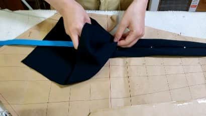 信國太志のインスタグラム：「セッテピエゲと呼ばれる手縫いのネクタイ作りを勉強しに行きました。 一枚の生地を折って縫うのことの何が難しいのか謎でしたが、服もそうですが、多重構造の布は、表が余って皺にならないように、内側に行くほど面積を増やして押し込みます。それを計算した複雑な型紙を作り、かつペタっとならないようにアイロンは軽く蒸気をあてる程度。また結んで縫い目が吊らないように、内部で糸を余らせます。 ネクタイまで作るテーラーは稀なので頑張ります。」