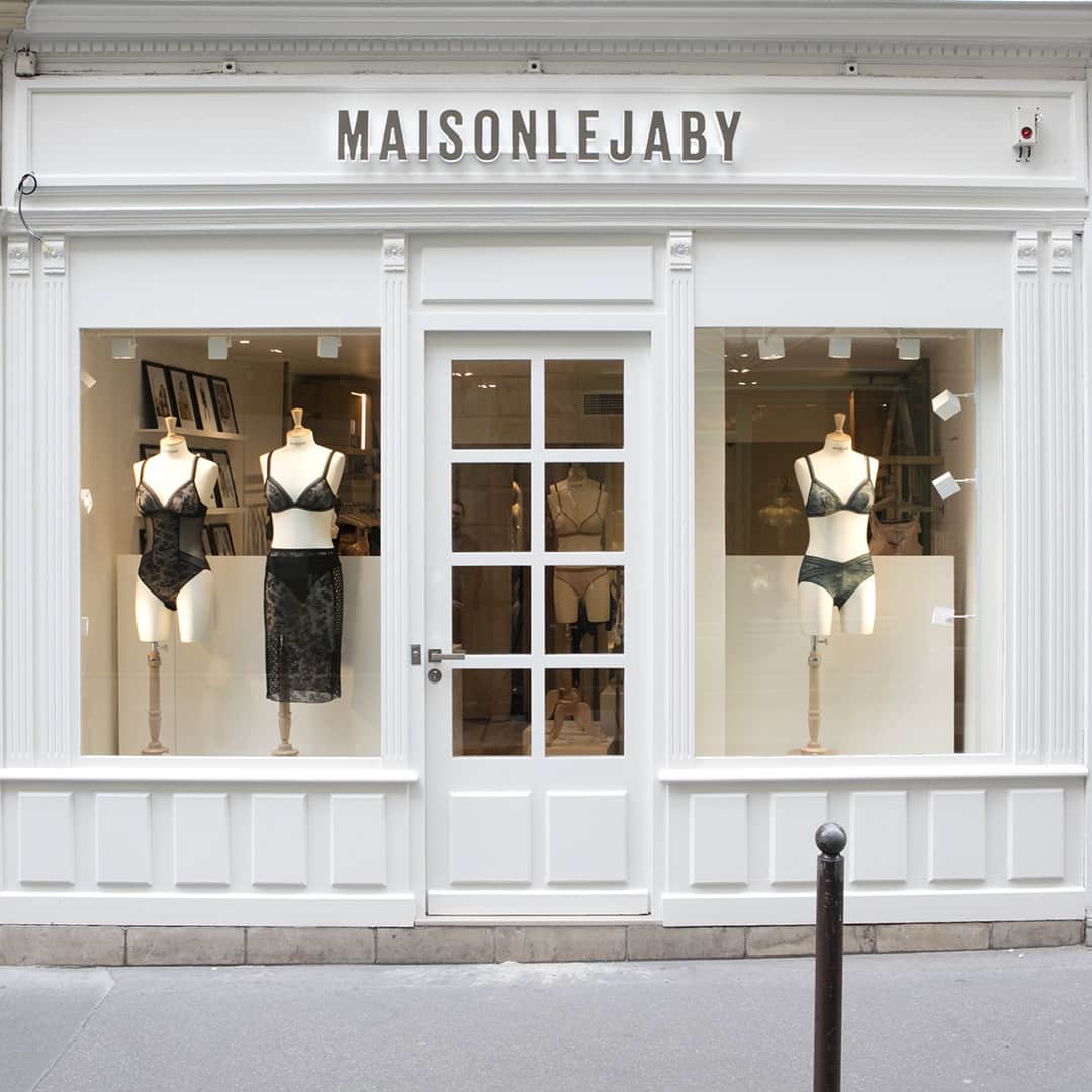 レジャビーのインスタグラム：「SALON D'ESSAYAGE ​​​​​​​​​Les boutiques MAISON LEJABY, adresses intimistes et confidentielles, ont été imaginées comme si l'atelier s'invitait au salon d'essayage. (Re)trouvez nous à Paris et à Lyon pour une douce parenthèse. - SWEET INTERLUDE MAISONLEJABY's boutiques, intimate and confidential addresses, have been designed as if the workshop were invited to the fitting room. Come and visit us in Paris and Lyon for a sweet interlude.   #MaisonLejaby #Lingerie #Underwear #Corseterie #WomanMaisonLejaby #LingerieHeritage #SavoirFaire #FrenchKnowHow」