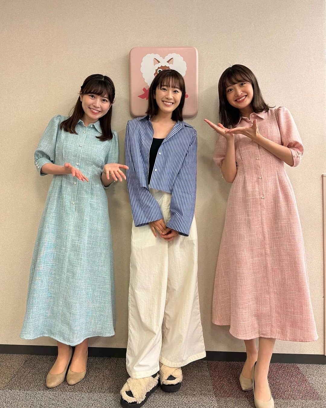 小松﨑花菜さんのインスタグラム写真 - (小松﨑花菜Instagram)「・ かわいい2人が挟んでくれました👯‍♀️  今年メ〜テレに入社した新人アナウンサー 左💙松崎杏香ちゃん　右❤️尾形杏奈ちゃん   フレッシュでキラキラ眩しい2人☺️ デビューに向けて、毎日研修に取り組んでいます！  私にとっては初めてのアナウンス部の後輩。 これまで先輩方にしてもらったように、 何か2人の力になれたらいいな。と思っています🍀  まずは美味しい名古屋メシ食べに行こうね🍚笑  #メーテレ #新人アナウンサー #松崎杏香 #尾形杏奈 #私は #4年目 ですって！ #小松﨑花菜」5月25日 15時01分 - hana_komatsuzaki