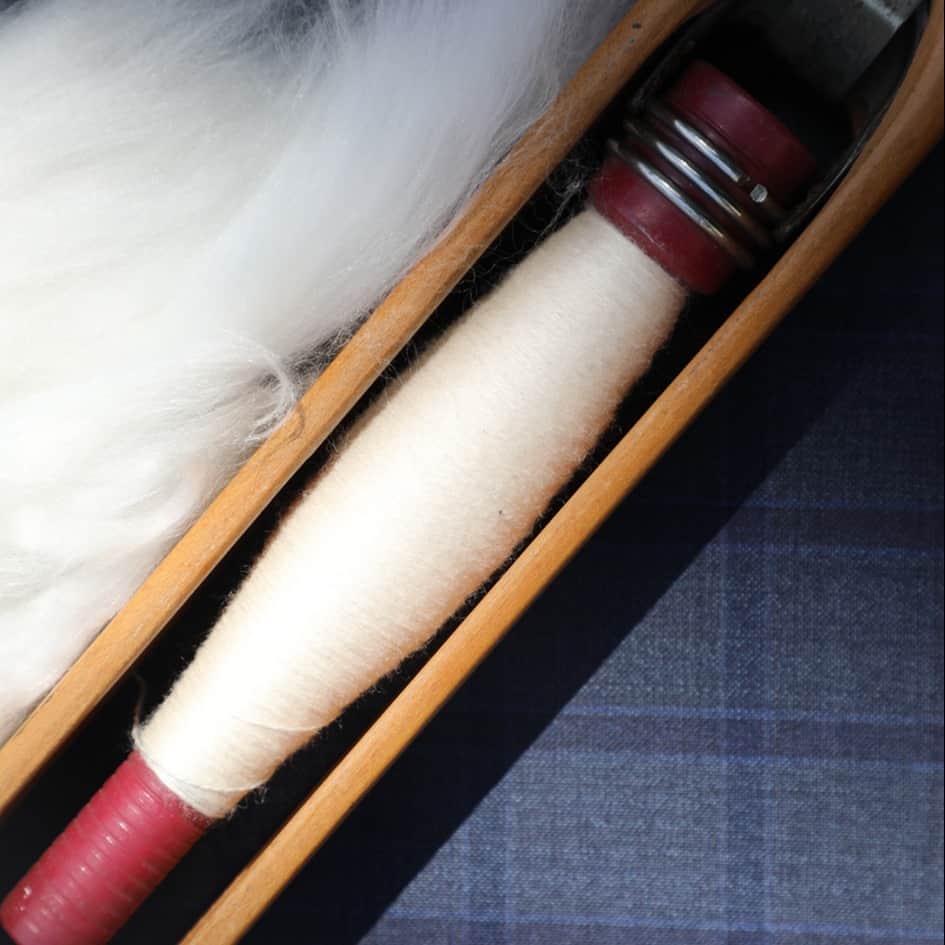 のインスタグラム：「At Dormeuil we have been binding tradition and innovation for 180 years. Weaving with timeless expertise while embracing new horizons.  #dormeuil #luxurytailoring #tailormade #luxuryfabrics #bespoketailoring #luxurynaturalfibers #ethicalcloth #sustainablefashion #sustainableluxury #1842paris #innovation」