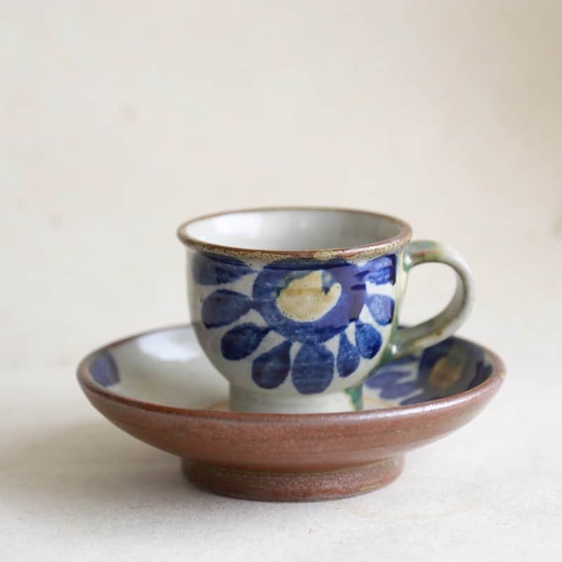 moyaisさんのインスタグラム写真 - (moyaisInstagram)「カップとソーサーにおおらかに描かれた花の紋様が美しいやちむんの珈琲碗皿。丸みのあるソーサーは取り皿などにもお使いいただけます。  #yaora #美しい暮らしの良品  #沖縄 #やちむん  #陶器 #うつわ #lifestyle」5月25日 15時05分 - yaora.life