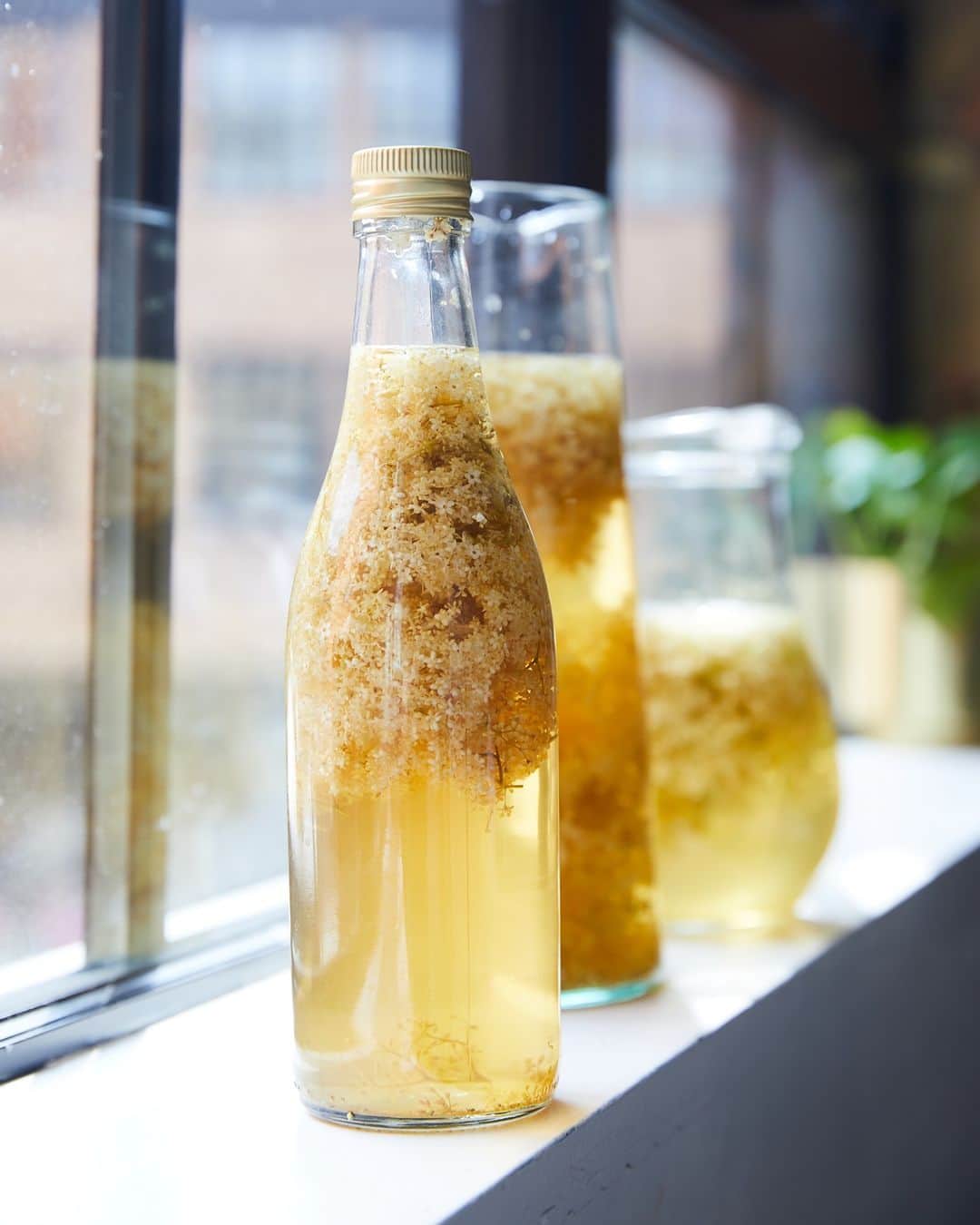 ジェイミー・オリヴァーのインスタグラム：「Lots of you were quick to respond to my #elderflower post last week when I asked if you wanted some elderflower recipes....so this is your sign to make yourself some #ElderflowerCordial this spring!! And I'm not just talking about you using it just for drinks 👉👉👉 it brings the most refreshing flavour to whatever recipe you use it in, especially desserts!! think roulade, sorbet,  panna cotta and more!! All these recipes on my website for FREE, link in my bio. And let me know if you'll be out looking for some elderflower now over the next few weeks!!」