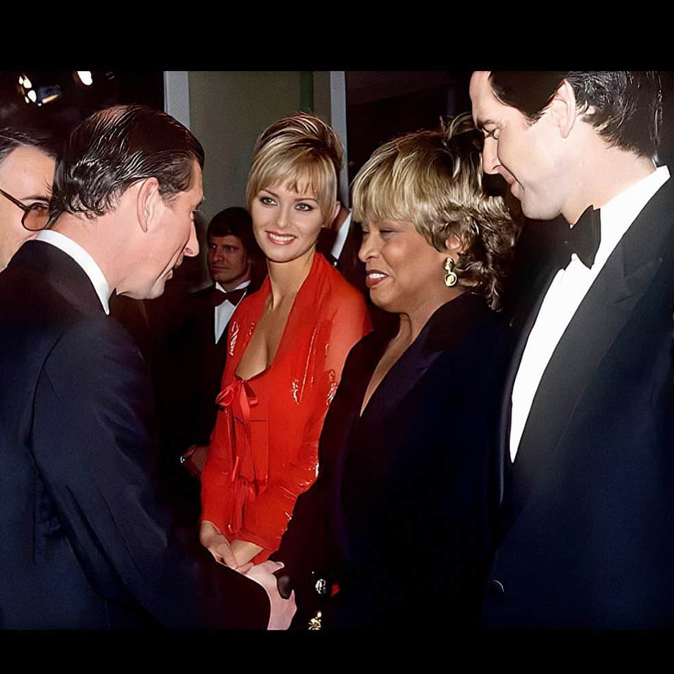 ピアース・ブロスナンのインスタグラム：「Farewell to an icon, rock-goddess and legend.  Proud to stand beside the extraordinary Tina Turner at of the premier of Goldeneye, Leicester Square, London November 1995. My sincere and heartfelt condolences to her family, friends and fans.  RIP」