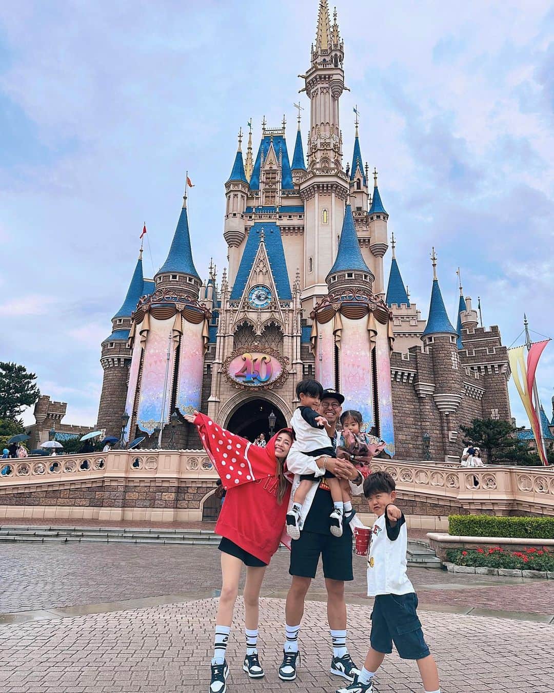 のインスタグラム：「FAMILY👩🏻‍🦰👦🏽👨🏽👧🏻👦🏽  ベビーカーに付ける ドリンクホルダーをはじめて買ったのが 今回かなり重宝して🥹❤️👌🏼 そこにスマホ置いて家族写真も撮れて 今更だけど、もっと早く買えばよかった🤣🫶🏼❤️  雨だったけど止んでることも多くて 空いてたから何だかんだ満喫できたね😌☔️  子どもたち半袖半ズボンだと 寒いかなと思って一応長袖長ズボン 持って行ったけど本人たちは 全然平気そうで着てくれなかったな😅💭  #ディズニー #誕生日ディズニー #ディズニーランド #ディズニーコーデ #ディズニー40周年  #ママコーデ #3兄妹#3兄妹ママ  #disney #disneyland  #disneyphoto  #familyphoto #familycoordinate #familytrip」