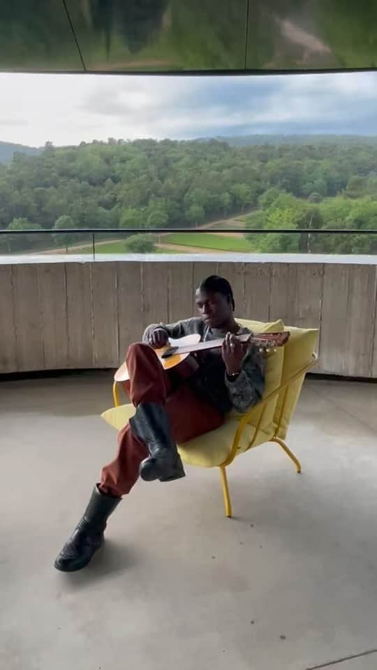 ダニエル・シーザーのインスタグラム：「Hiding away before I circle the world」