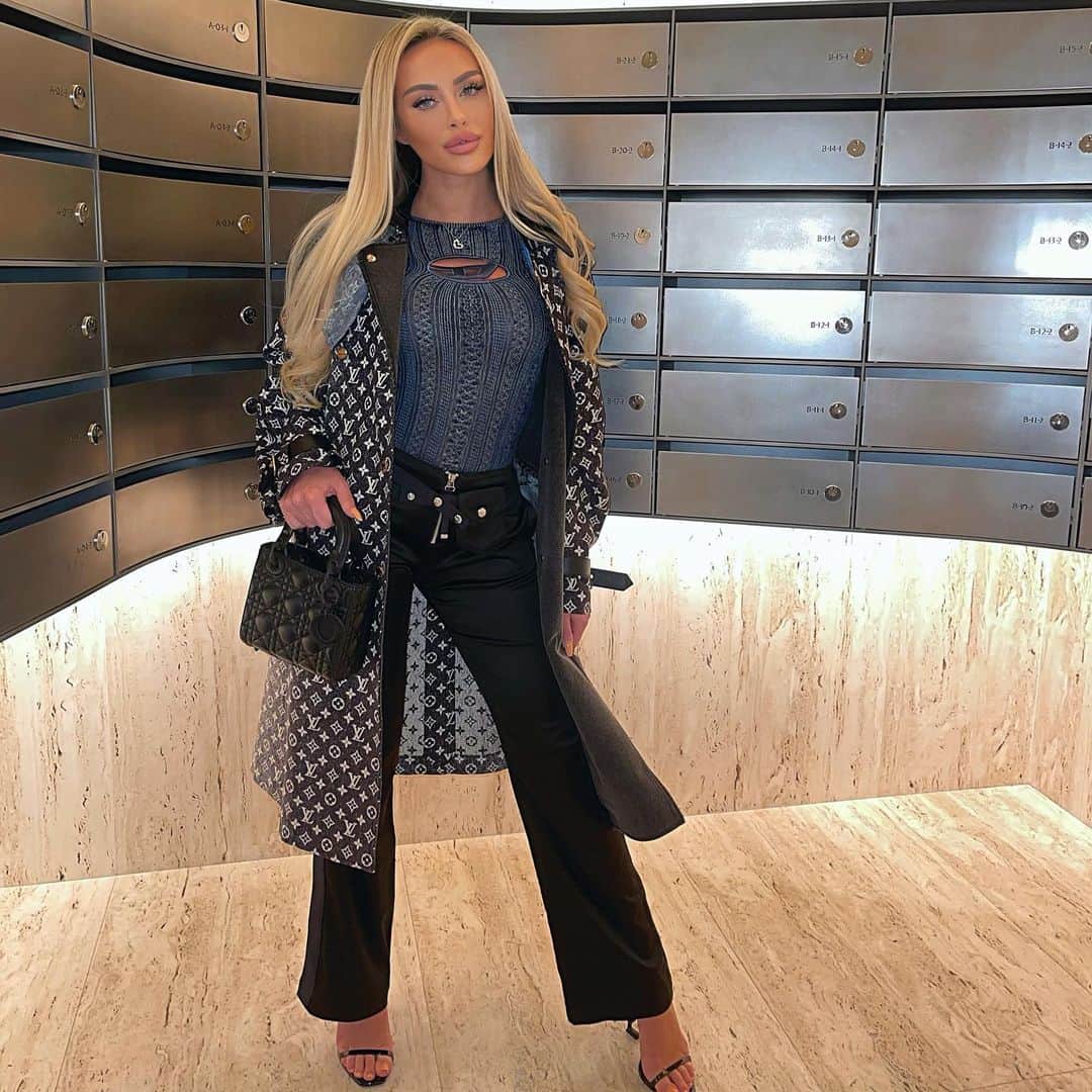 ステファニー・スコラーロのインスタグラム：「Peace begins when you no longer need to feel validated by others 😌」