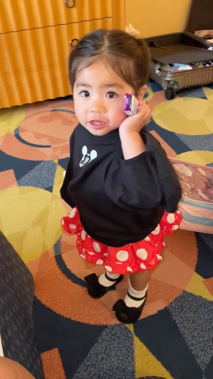 のインスタグラム：「ママの事、本当によく見てる🤣👏🏼❤️  もうすぐ7歳👦🏽5個上のお兄ちゃんの お世話をしてくれる1歳11ヶ月👧🏻 我が家のちぃママ🤭💘✨♩  #娘#1歳児#女の子ママ#愛娘 #娘コーデ#ミニーちゃん #ディズニー #誕生日ディズニー #ディズニーランド #ディズニーコーデ #ディズニー40周年  #3兄妹#3兄妹ママ  #disney #disneyland  #disneyphoto  #familyphoto #familycoordinate #familytrip」