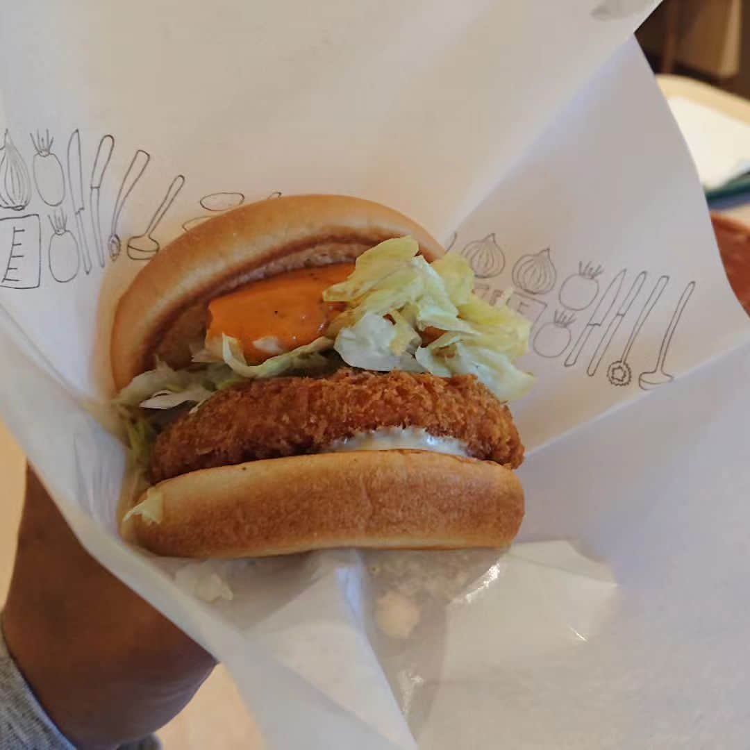 グレート義太夫のインスタグラム：「「エビマヨエビカツバーガー」 エビだらけ❗美味しいよ。 #モスバーガー #新商品 #美味しいに決まってる」
