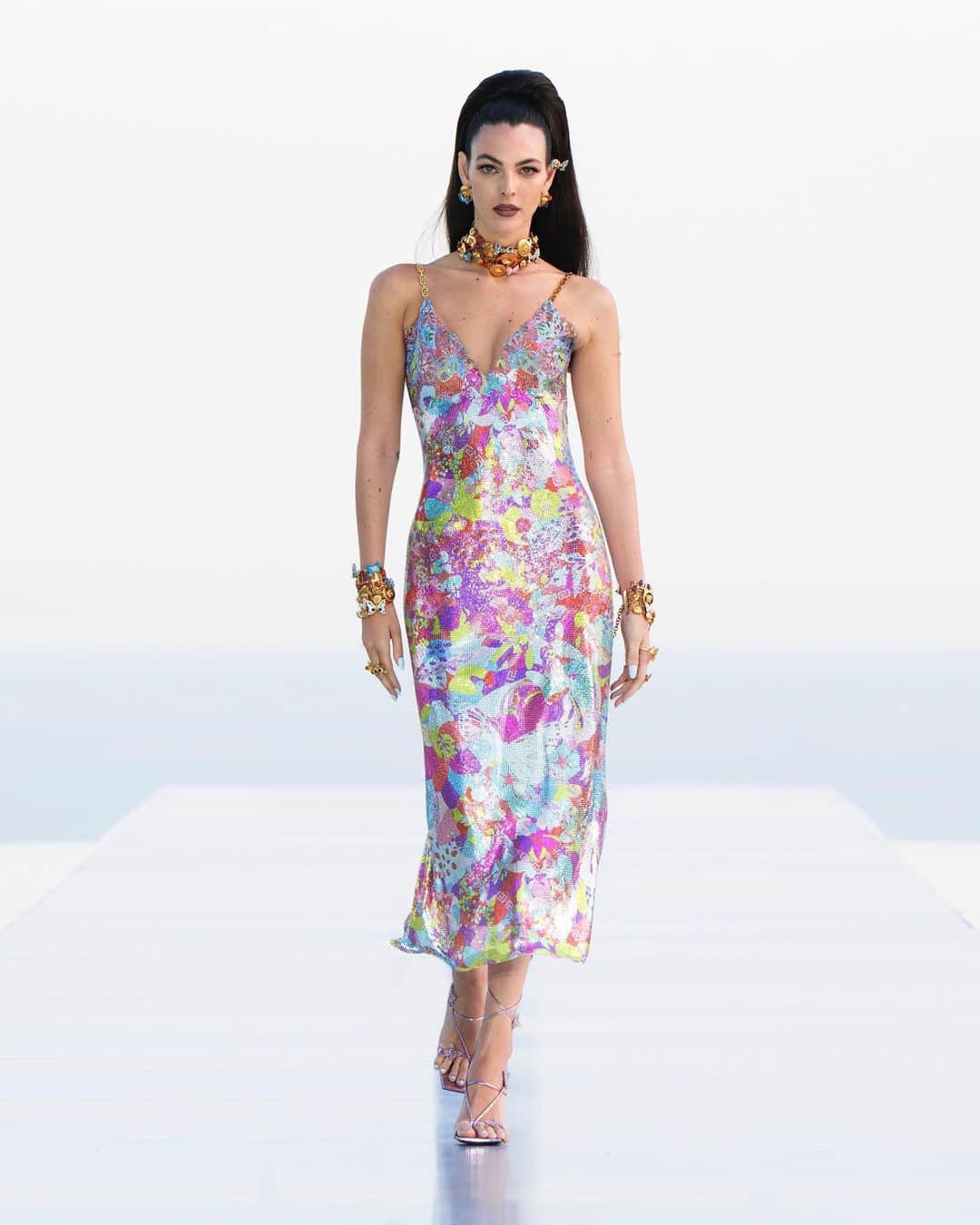 ジャンニヴェルサーチのインスタグラム：「Eveningwear for Donatella Versace and Dua Lipa’s co-designed “La Vacanza” women’s collection—presenting the full Versace lifestyle.  Now in-store and at Versace.com.  @donatella_versace @dualipa #VersaceLaVacanza」