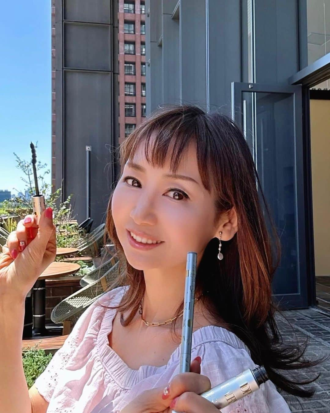 長谷川夕希子さんのインスタグラム写真 - (長谷川夕希子Instagram)「太陽☀️が眩しい✨🤩 夏用メイク仕様にチェンジの季節🏝  私が両手に振りかざしているのは…… 最近愛用中の アイライナー&マスカラ @fairydropstokyo.official   フェアリードロップス クアトロラッシュエレガント(マスカラフィルムタイプ)✨ と フェアリードロップス ミラクルライナーエレガント✨  私が気に入っている理由は、 このマスカラもアイライナーも 汗、涙、皮脂に強いの💞その上、 マスカラはお湯でツルンと、 アイライナーの方は、 いつもの洗顔料とお湯で落とせちゃうからお肌に負担を与えなくて好き🥰💓 　 なんと本日‼️ 私もよく紹介させていただいている 世界最大級のテレビショッピング・通販 チャンネル 『QVC』の 特売日  『TODAY'S PLUS』にて 紹介されるよ❣️  5/25(木) オンエア スケジュールは 💁‍♀️ 10:00-11:00 14:00-15:00 17:00-18:00 20:00-  @fairydropstokyo.official  の マスカラは、日米特許の4つ玉ブラシで塗りやすくて ロング・ボリューム・カールキープ・セパレートができるのも嬉しいの😘 美容成分が入っているのも💮  @fairydropstokyo.official の アイライナーは、アスタリスクファイバー採用により、カスレにくくグロッシーなクッキリブラックが👍✨  ２つともパッケージも 可愛いよね💕  この機会に是非見てみてね😉✨  @fairydropstokyo.official   #FAIRYDROPS #フェアリードロップス #マスカラ #4つブラシ #アイライナー #筆ブラシ #極細ライン #幅広ライン #メイク #qvc #qvcジャパン#qvcbeauty #通販 #テレビショッピング #アラフォー美容 #アラフィフ美容 #美魔女 #大人美容」5月25日 6時31分 - yukikogabby