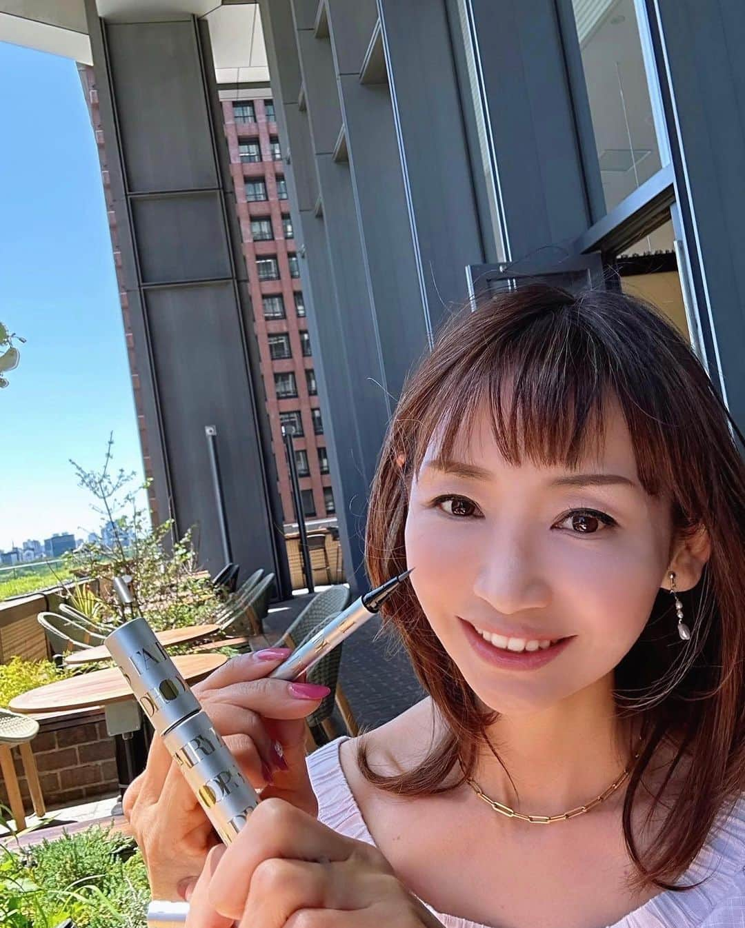 長谷川夕希子さんのインスタグラム写真 - (長谷川夕希子Instagram)「太陽☀️が眩しい✨🤩 夏用メイク仕様にチェンジの季節🏝  私が両手に振りかざしているのは…… 最近愛用中の アイライナー&マスカラ @fairydropstokyo.official   フェアリードロップス クアトロラッシュエレガント(マスカラフィルムタイプ)✨ と フェアリードロップス ミラクルライナーエレガント✨  私が気に入っている理由は、 このマスカラもアイライナーも 汗、涙、皮脂に強いの💞その上、 マスカラはお湯でツルンと、 アイライナーの方は、 いつもの洗顔料とお湯で落とせちゃうからお肌に負担を与えなくて好き🥰💓 　 なんと本日‼️ 私もよく紹介させていただいている 世界最大級のテレビショッピング・通販 チャンネル 『QVC』の 特売日  『TODAY'S PLUS』にて 紹介されるよ❣️  5/25(木) オンエア スケジュールは 💁‍♀️ 10:00-11:00 14:00-15:00 17:00-18:00 20:00-  @fairydropstokyo.official  の マスカラは、日米特許の4つ玉ブラシで塗りやすくて ロング・ボリューム・カールキープ・セパレートができるのも嬉しいの😘 美容成分が入っているのも💮  @fairydropstokyo.official の アイライナーは、アスタリスクファイバー採用により、カスレにくくグロッシーなクッキリブラックが👍✨  ２つともパッケージも 可愛いよね💕  この機会に是非見てみてね😉✨  @fairydropstokyo.official   #FAIRYDROPS #フェアリードロップス #マスカラ #4つブラシ #アイライナー #筆ブラシ #極細ライン #幅広ライン #メイク #qvc #qvcジャパン#qvcbeauty #通販 #テレビショッピング #アラフォー美容 #アラフィフ美容 #美魔女 #大人美容」5月25日 6時31分 - yukikogabby