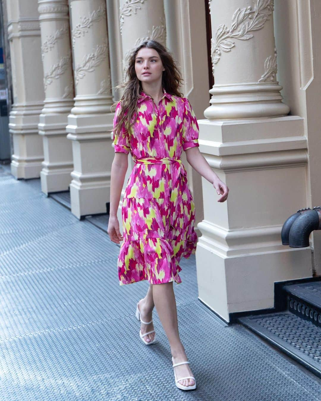 ニコールミラーさんのインスタグラム写真 - (ニコールミラーInstagram)「Blossoming into boldness with vibrant spring prints 🌸✨ #NicoleMiller  #springdresses #boldprints #springstyle #nycstreetstyle #newdress」5月25日 6時33分 - nicolemillernyc