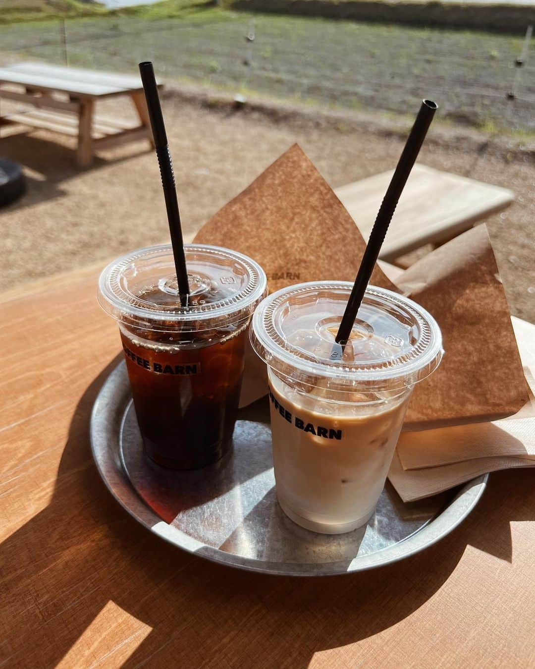 akiiiii1025さんのインスタグラム写真 - (akiiiii1025Instagram)「⁡ COFFEE BARN☕️ ⁡ ずーっと行きたかった　  @m__s_zzz___ ちゃんの旦那様がopenされた  @coffee_barn_awaji  ⁡ めちゃくちゃオシャレで 旦那様始めスタッフの方々 皆さんとっても優しくて🥹🫶 ⁡ コーヒーもカスタードドーナツも めーっちゃ美味しかった🍩💓  テラス席の居心地が最高で のんびりお茶timeさせていただきました🥰 (次男は公園で全力使い果たし撃沈😪💤) ⁡ みすずちゃんに会えなかったのが 心残りだったけど…😢 また絶対行く〜❤︎ ⁡ ⁡ ⁡ #coffeebarn#coffee#donut#cafe #淡路島#淡路島カフェ#淡路島グルメ#カフェ #カフェ巡り#コーヒー#ドーナツ#テラスカフェ #2歳差育児#2歳差兄弟#2児ママ#男の子ママ #兄弟ママ#大阪ママ#北摂ママ#こどものいる暮らし」5月25日 6時38分 - akiiiii1025