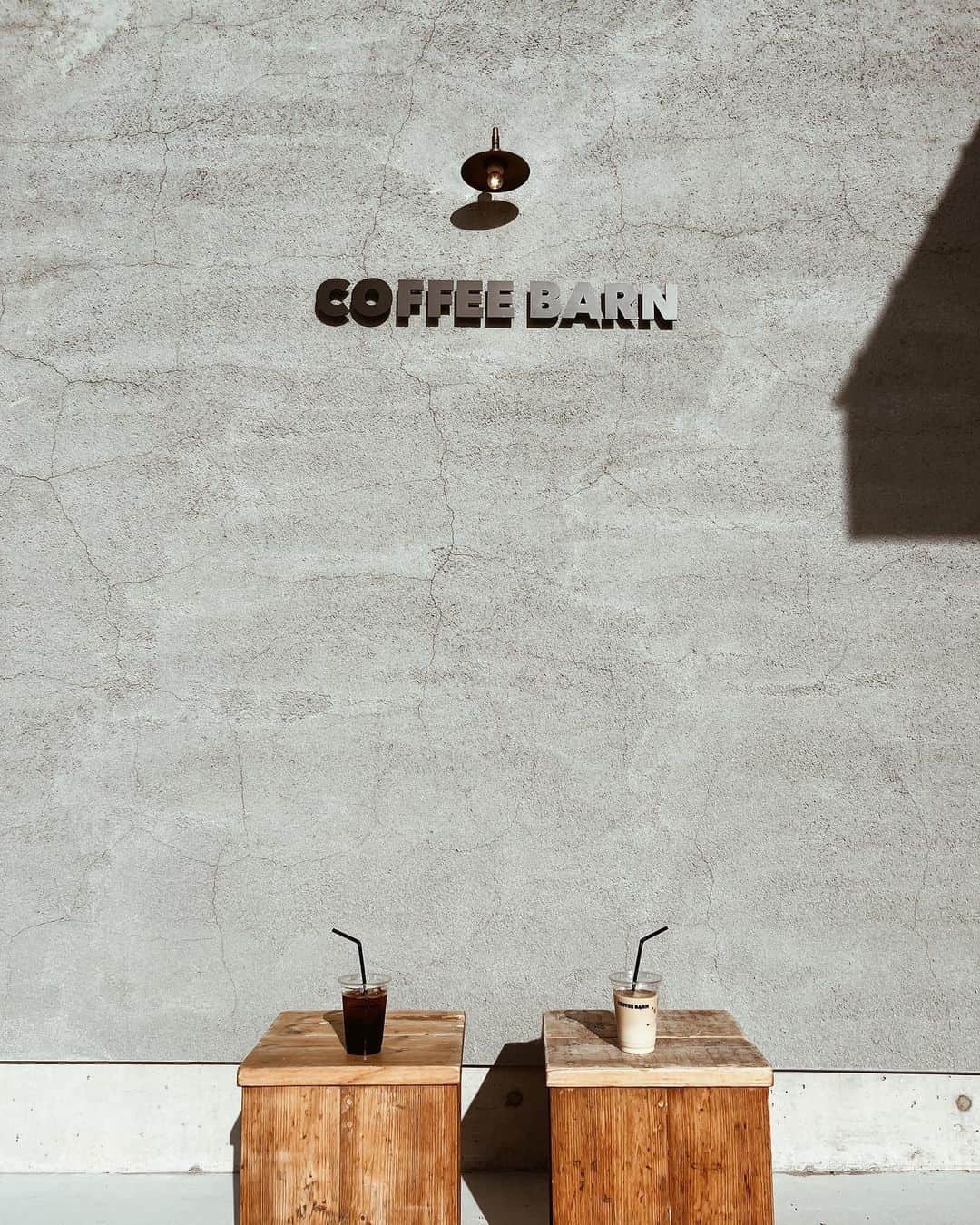 のインスタグラム：「⁡ COFFEE BARN☕️ ⁡ ずーっと行きたかった　  @m__s_zzz___ ちゃんの旦那様がopenされた  @coffee_barn_awaji  ⁡ めちゃくちゃオシャレで 旦那様始めスタッフの方々 皆さんとっても優しくて🥹🫶 ⁡ コーヒーもカスタードドーナツも めーっちゃ美味しかった🍩💓  テラス席の居心地が最高で のんびりお茶timeさせていただきました🥰 (次男は公園で全力使い果たし撃沈😪💤) ⁡ みすずちゃんに会えなかったのが 心残りだったけど…😢 また絶対行く〜❤︎ ⁡ ⁡ ⁡ #coffeebarn#coffee#donut#cafe #淡路島#淡路島カフェ#淡路島グルメ#カフェ #カフェ巡り#コーヒー#ドーナツ#テラスカフェ #2歳差育児#2歳差兄弟#2児ママ#男の子ママ #兄弟ママ#大阪ママ#北摂ママ#こどものいる暮らし」