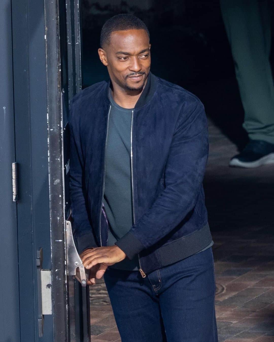 Just Jaredさんのインスタグラム写真 - (Just JaredInstagram)「Anthony Mackie was seen on the set of "Captain America: New World Order," where he reunited with co-star Danny Ramirez. We've got more pics of the pair at JustJared.com! #AnthonyMackie #DannyRamirez #Marvel #CaptainAmerica Photos: Backgrid」5月25日 6時44分 - justjared