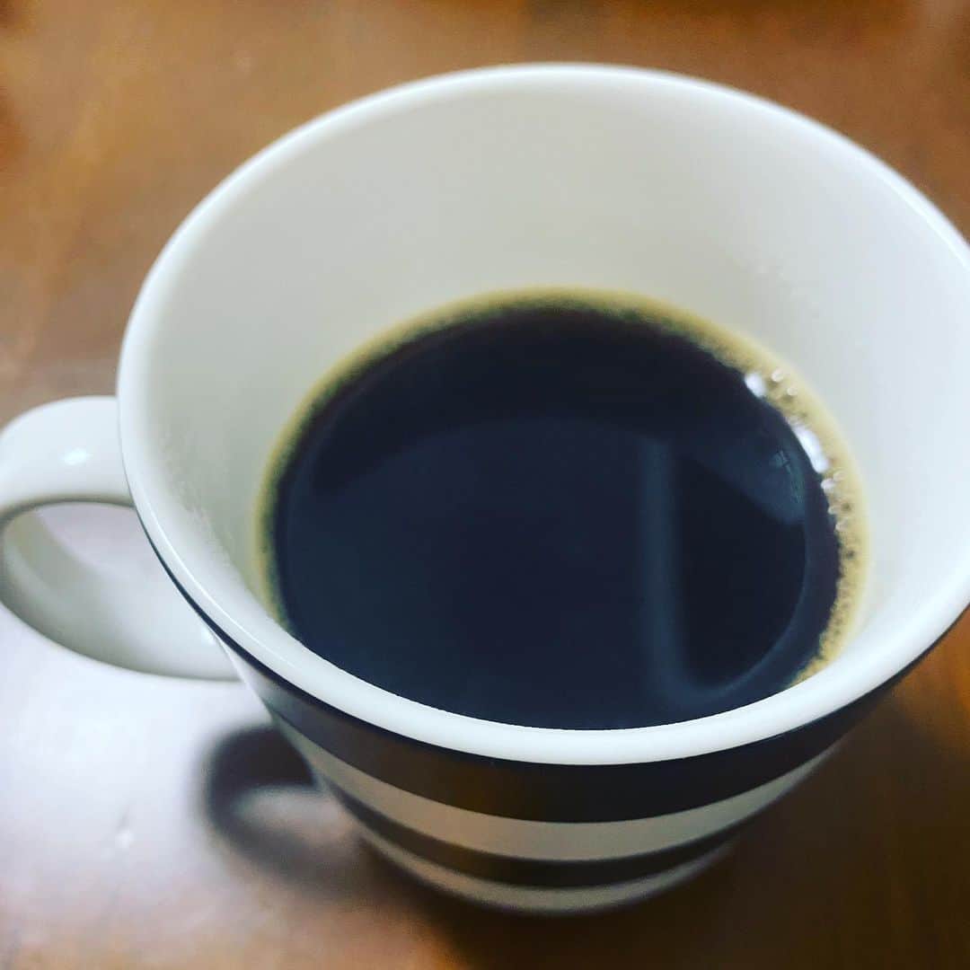 カバのインスタグラム：「コーヒーチャレンジ☕️  おはようございます！ 本日もコーヒーから！ (71日目)  今週末よしもと漫才劇場で極新喜劇に出演させて頂くことになりました！  今回は森田まりこリーダー新喜劇です！初めて出演させていただきますので、めちゃめちゃ楽しみ！  漫才劇場からはタイムキーパーのおふたりが登場！  安土くんは、過ぎるTVの関デブ∞仲間なのでこちらも楽しみ！  楽しみ楽しみ言うてたら気分良くなってきたので、お昼ピザ食べよかな！な！！  では皆さん、今日も良い一日を！  #吉本新喜劇 #カバ #コーヒーチャレンジ #苦手なコーヒーをお茶の感覚で飲めるようになるまでの道のり #コーヒー #カフェ #カフェ巡り #喫茶店巡り #coffee #coffeechallenge #Cafe #MOUNT HAGEN #ARABICA CAFE #instant #カバッチグー #どーゆーそれー #次はどこでコーヒー嗜も？ #皆さん、今日も良い一日を！」