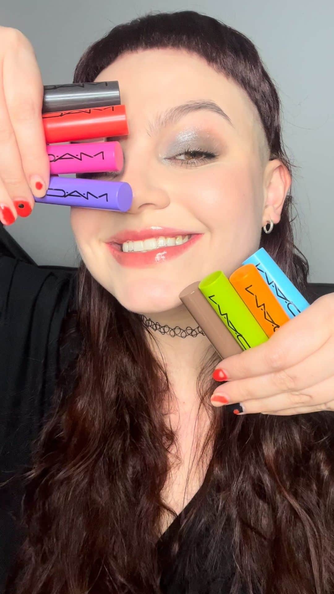 M·A·C Cosmetics BRのインスタグラム：「Assista a live de lançamento do NOVO Gloss Plumping em Stick Squirt. A nossa treinadora @moniseguaraldo contou tudo sobre os DEZ tons para você se apaixonar.   Clica no vídeo e aproveite.  Nomes dos tons 🤍 Clear 💚 Like Squirt 💜 Violet Beta 🤎 Simulation 💙 Nova 🤎 Lower Cut 💗 Amped 🖤 Jet ❤ Heat Sensor 🧡 Hazard」