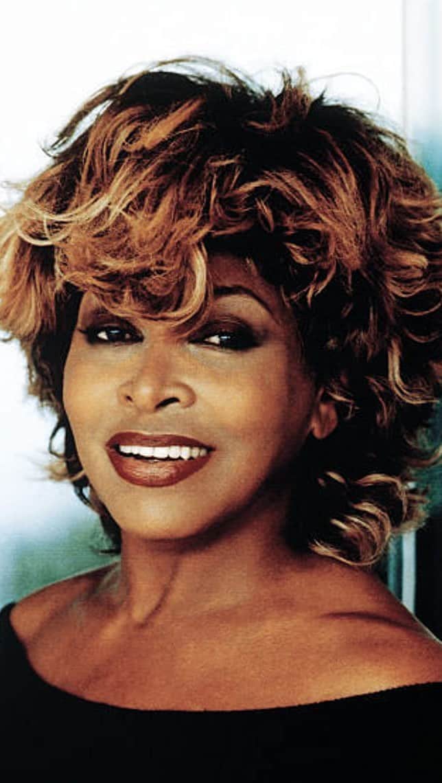 のインスタグラム：「We have lost a Queen of all Queens today. Tina Turner was the first fearless female I knew of before Oprah came into my life. She had a strength, a smile and boundless positive energy and force that broke a TV screen and commanded a stage like no other. She was soft spoken but loud and I fell on every word she said. I think my love of sparkle and fringe was greatly inspired by her. The legs for days that danced endlessly and I imagine she is still dancing up in heaven with angels now spreading her wisdom and music. Tina’s life story and survival of unfathomable trauma which later became lifelong love and professional triumph is a testament to her unwavering courage, talent and dedication to her fans and to her family. Rest In Peace Queen Tina, and thank you for showing us all how life can be done while always dancing through it all. 👑🕊️❤️ #TinaTurner #simplythebest 🙏🏻 Repost from @oprahdaily」
