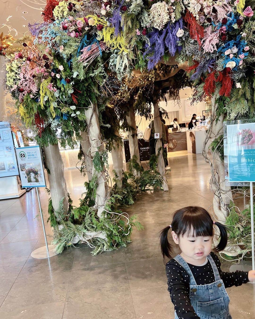 星沙織さんのインスタグラム写真 - (星沙織Instagram)「* * 有楽町OIOIの  #ネイキッドフラワーズフォーユー ❁¨̮  👧🏻👶🏻不機嫌で行けず、、、😭 入口のお花で撮影して終了。  ｢ママ、もう携帯おしまい｣ 最近よく聞くセリフ😒  @yurakuchomarui_official  @naked_inc   *  インスタで見る限り、素敵な空間です♡♡♡  * *」5月25日 7時07分 - saaaaa0rin