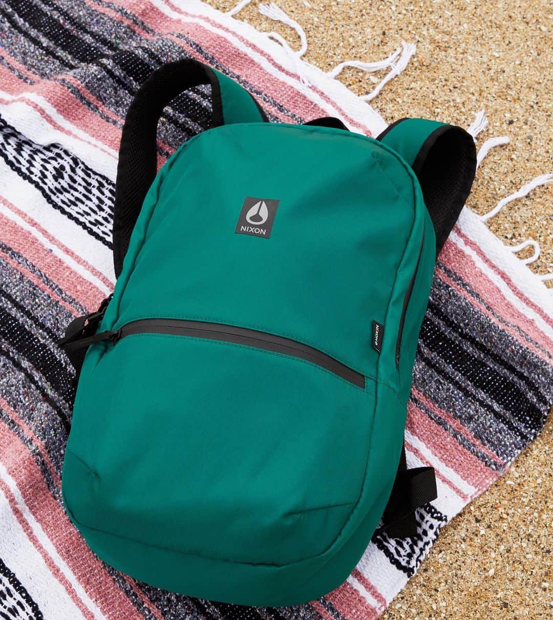 ニクソンのインスタグラム：「Traveling light doesn’t mean you can’t bring everything with you.   The Day Trippin’ Backpack is super lightweight so you can take all your goods without the bulky hassle. Then when you’re done, compact it down and store it wherever you need it.」