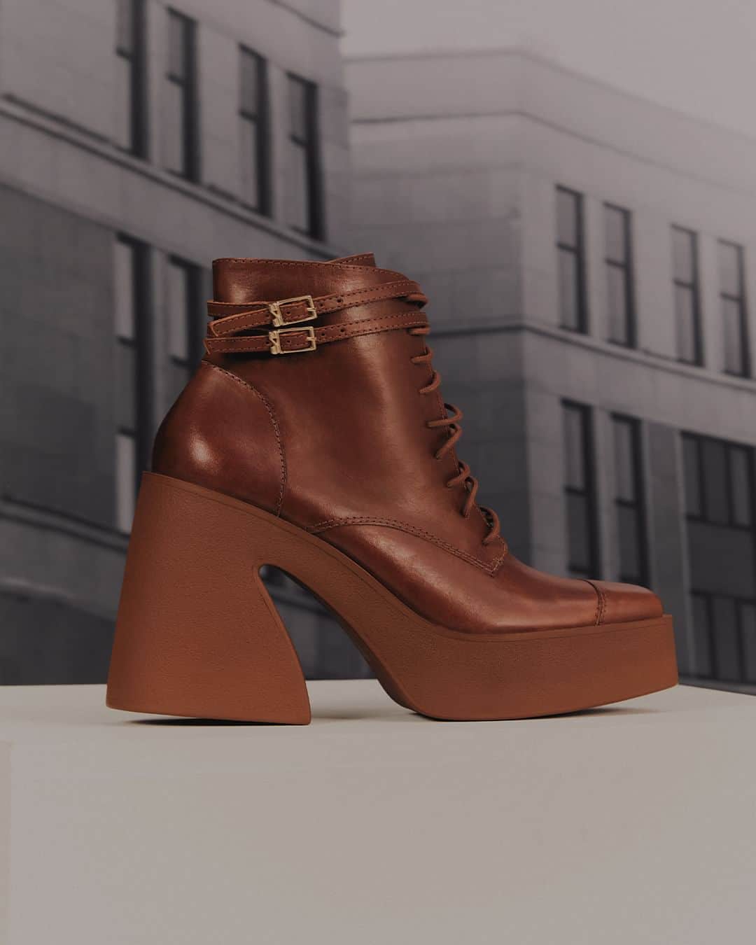 Santa Lollaのインスタグラム：「A bota chunky é aquela construção que tem o poder de transformar qualquer look básico em trendy. O shape que é hit entre as fashionistas desembarcou na coleção SL Boots em duas versões. Arrasta para o lado para escolher a sua preferida! [ Bota Fivela: R$599,90 | Bota Lisa: R$499,90 ] #santalolla #santalollainv23 #SLboots #boots #chunky」
