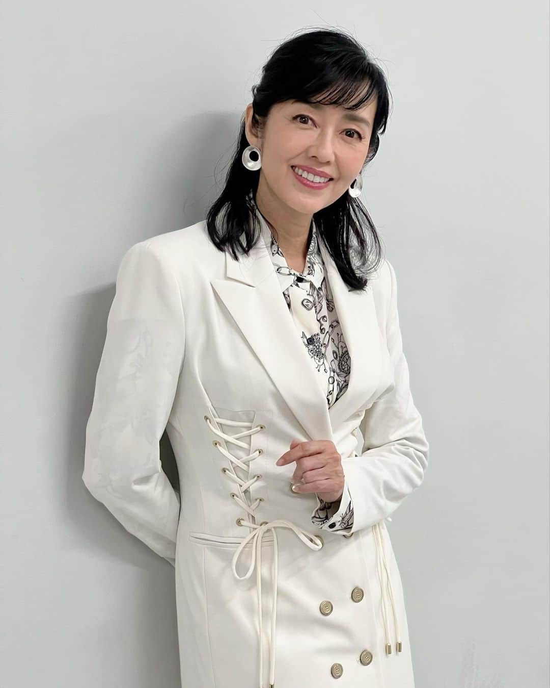 のインスタグラム：「This white jacket has a bit of rock vibe to it which I love 💕  I think it would look great wearing it open, coordinating the jacket with leather pants.   #fashion #ファッション #rockvibe #jacket #ジャケットコーデ  #白コーデ」