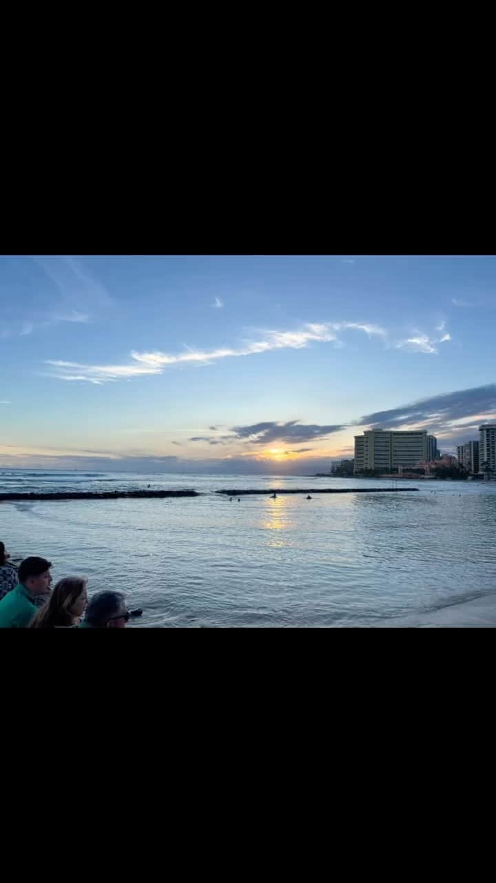 中川愛海のインスタグラム：「Hawaii🌺⑥〜3days💕 初めてのアウトレットにも行けた！ @marriottwaikiki.jp 最終日はテイクアウトでポキ食べ比べ😊 @magurospot  @satoseafood808  どちらも美味しいがどちらかというとマグロスポットかなー @ami_nakagawa_  #中川愛海 #ポートレート撮影 #ハワイポートレート撮影 #ハワイポートレート」