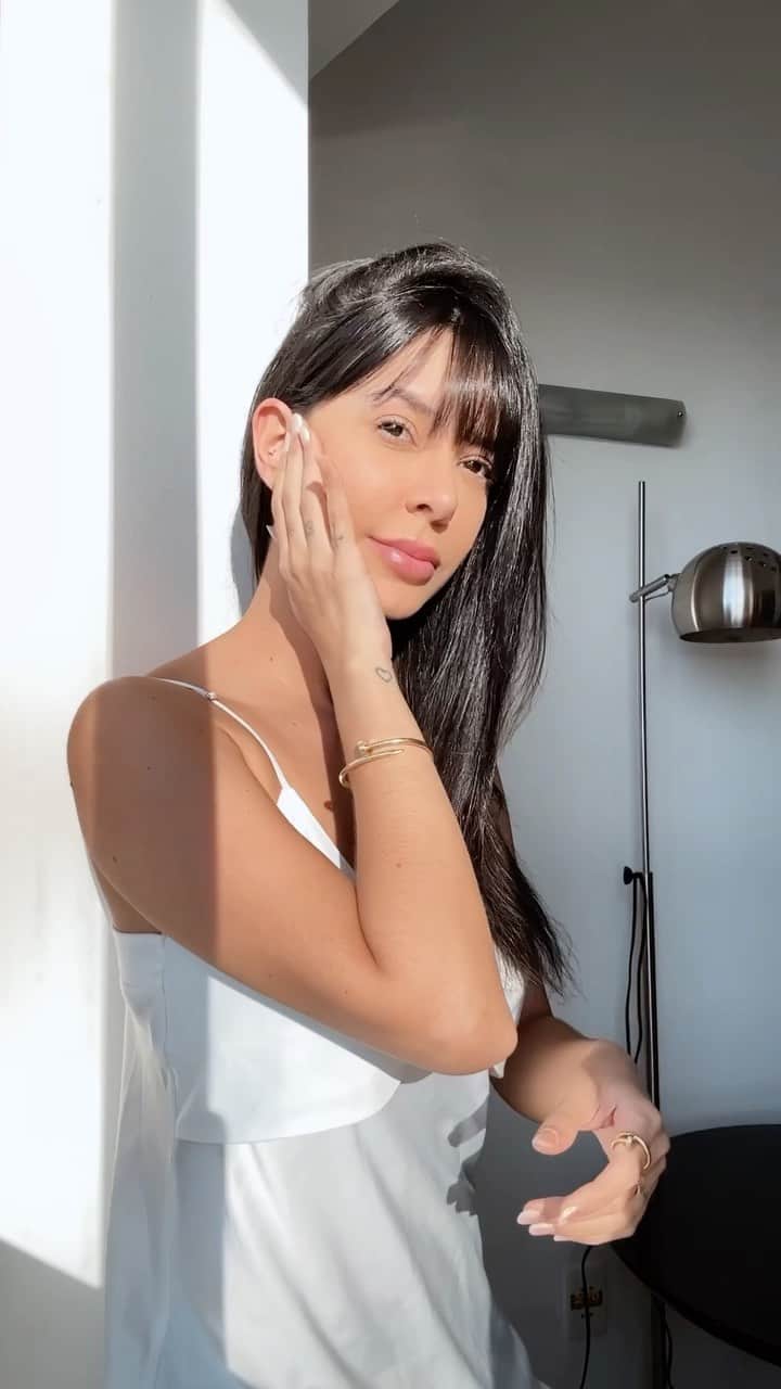 Gabriela Salesのインスタグラム：「Lacrinhas, dica pra quem também tem marcas escurecidas e/ou quer uma pele mais uniforme, iluminada e hidratada! O Sérum LUMINOUS630 de NIVEA tem ingrediente exclusivo e patenteado capaz de reduzir as marcas a partir de 2 semanas de uso, usando 2x ao dia! Ele é super levinho e indicado para todos os tipos e tons de pele. Quem já testou? 💙 @niveabrasil   #PeleLuminous *publi」