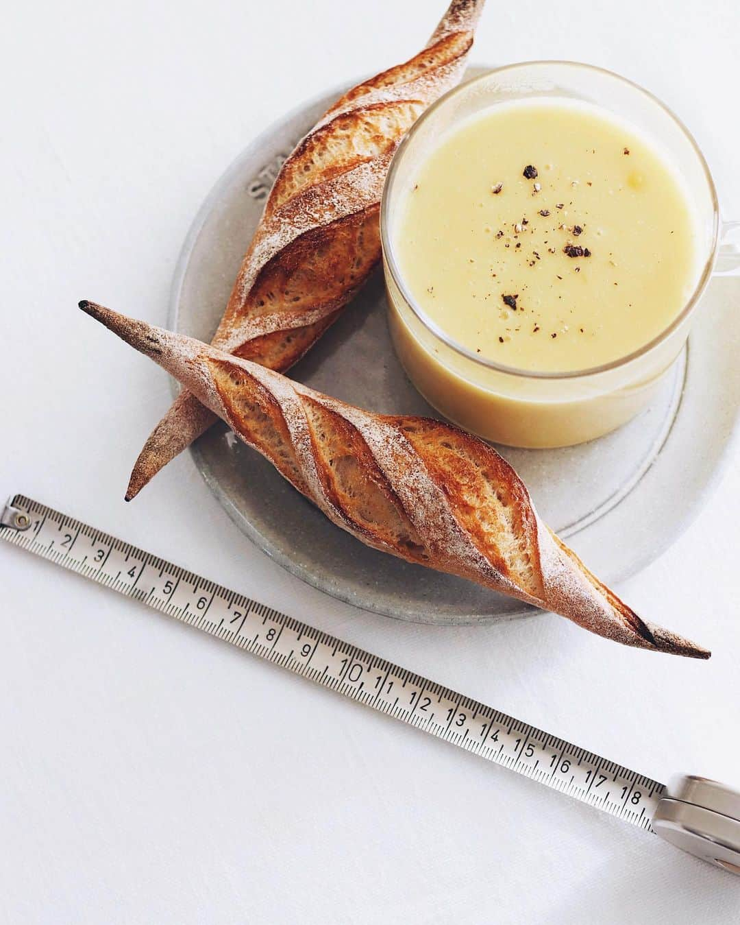 樋口正樹さんのインスタグラム写真 - (樋口正樹Instagram)「Today's breakfast 🥖 🌽 . 今朝はコーンクリームと ジョエル・ロブションの 可愛いミニバゲット２本✌️ . ミニバゲットといっても 測ってみたら１８ｃｍと けっこう長さありました。 先までしっかりおいしい！ 先っぽを４つも楽しめて ちと朝から贅沢した気分🤗 . . . #朝パン #モーニングセット #コーンスープ #パンとスープ #バゲット #パン2個 #ミニバゲット #ジョエルロブションのパン #ラブティックドゥジョエルロブション #soupandbread #breadandsoup #baguette #laboutiquedejoelrobuchon」5月25日 7時42分 - higuccini