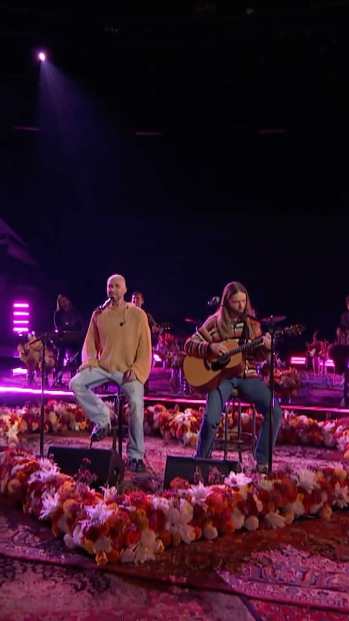 Maroon 5のインスタグラム：「Our debut live performance of Middle Ground on the @nbcthevoice season finale. Links in bio. 🦋☀️」