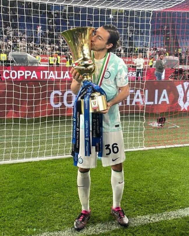 マッテオ・ダルミアンのインスタグラム：「#BackToBack 🖤💙 bentornata a casa 🏆  #FiorentinaInter #Amala #IMWinner #CoppaItalia #ForzaInter」