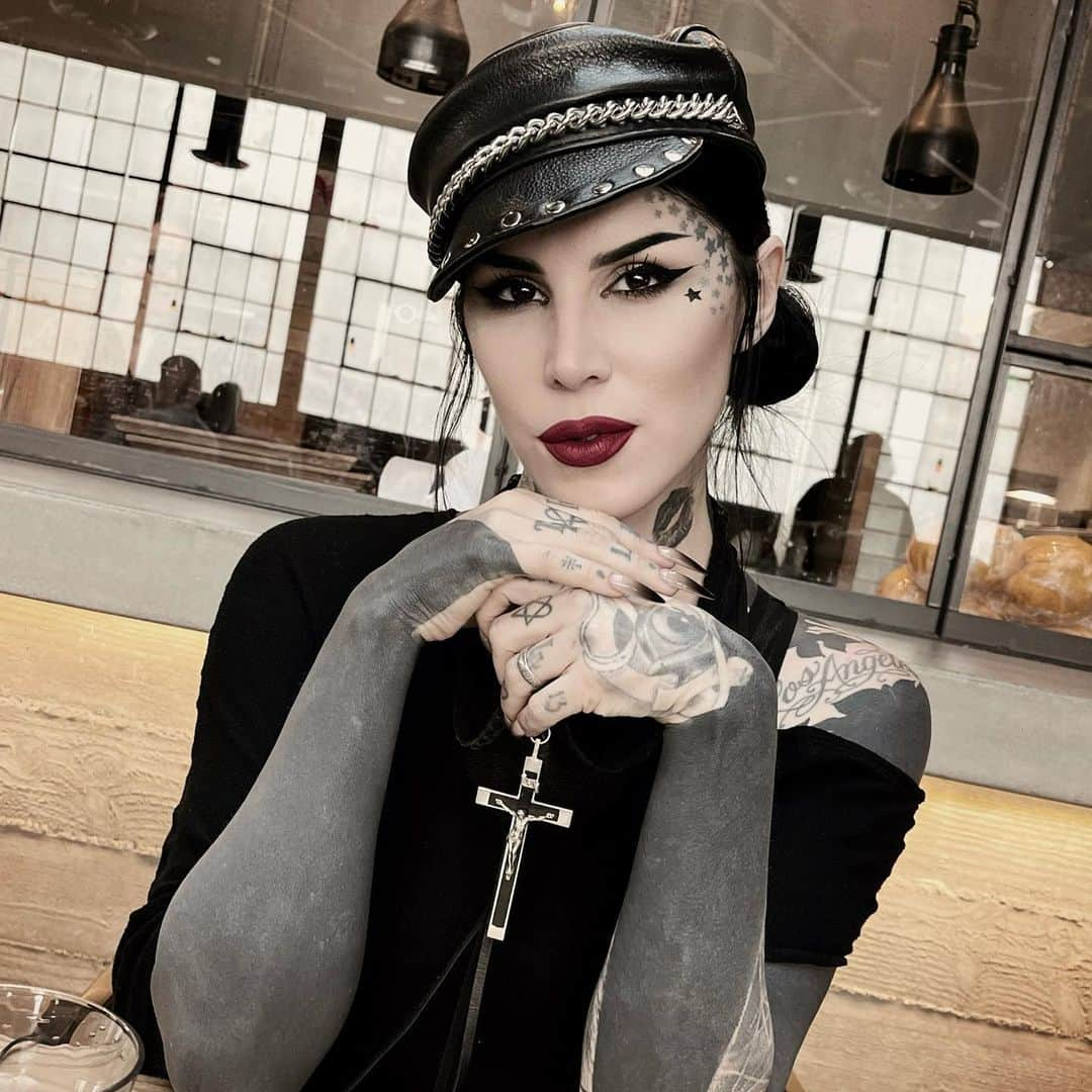 Kat Von Dさんのインスタグラム写真 - (Kat Von DInstagram)「Quick LA trip packed with meetings about upcoming album release + tour, catching up w my dear friends @officialcharo @sammidoll @llewellyn @thebookofimmortality @edenknievel, going to see Sisters of Mercy with @marilynmanson @lindsayusichofficial @mr.chino, commissioning a super cool new harness/ belt from the talented @zanabayne … and endless late nights spent with my favorite @officialcharo 🖤   I’ll be back soon, Los Angeles! 🖤」5月25日 7時52分 - thekatvond