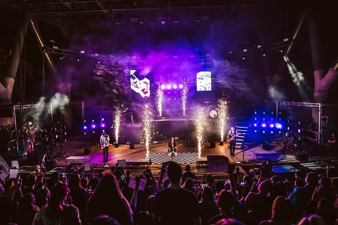 リアン・ドーソンさんのインスタグラム写真 - (リアン・ドーソンInstagram)「We sold out red rocks in 2 weeks. This can’t be real. All love to you ATL family. Thanks for letting me live a dream every day. 📸 @_lupe @salmabustos」5月25日 7時55分 - riandawson