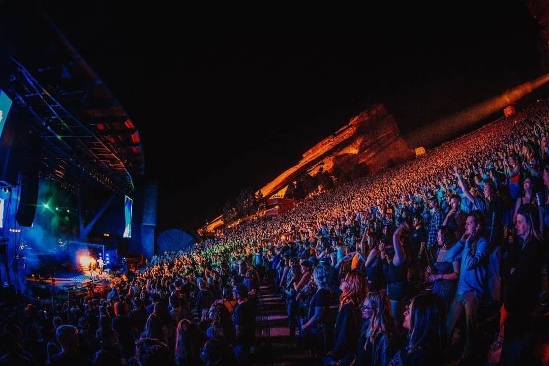 リアン・ドーソンさんのインスタグラム写真 - (リアン・ドーソンInstagram)「We sold out red rocks in 2 weeks. This can’t be real. All love to you ATL family. Thanks for letting me live a dream every day. 📸 @_lupe @salmabustos」5月25日 7時55分 - riandawson