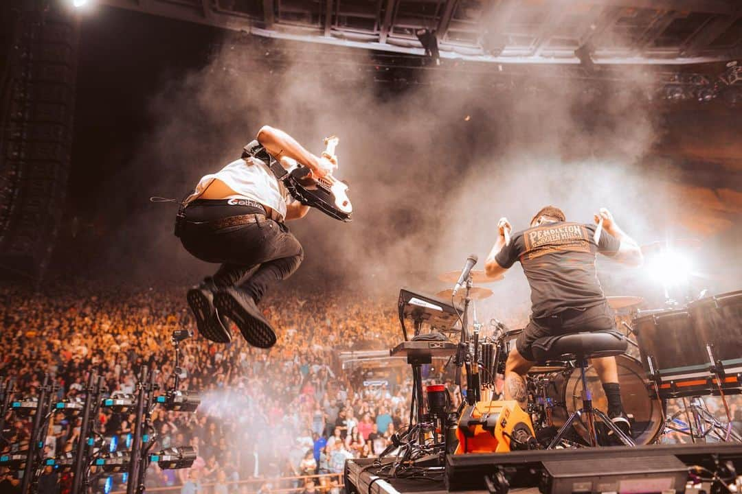 リアン・ドーソンさんのインスタグラム写真 - (リアン・ドーソンInstagram)「We sold out red rocks in 2 weeks. This can’t be real. All love to you ATL family. Thanks for letting me live a dream every day. 📸 @_lupe @salmabustos」5月25日 7時55分 - riandawson