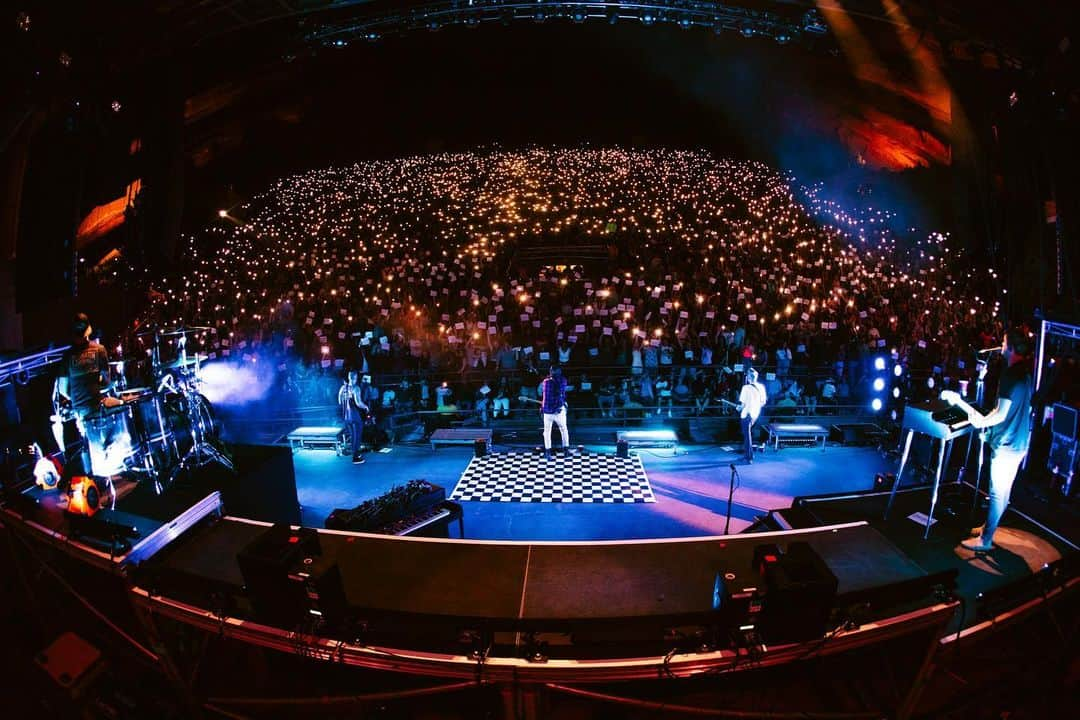 リアン・ドーソンさんのインスタグラム写真 - (リアン・ドーソンInstagram)「We sold out red rocks in 2 weeks. This can’t be real. All love to you ATL family. Thanks for letting me live a dream every day. 📸 @_lupe @salmabustos」5月25日 7時55分 - riandawson