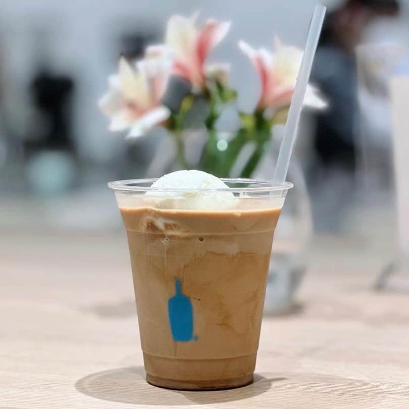Blue Bottle Coffee Japanさんのインスタグラム写真 - (Blue Bottle Coffee JapanInstagram)「まろやかなコーヒーと口溶けの良いアイスクリームが楽しめる「ノラ フロート」は、もうお楽しみいただけましたか？⁠ ⁠ 「ノラ フロート」は、ブルーボトルで人気のオリジナル ミルクコーヒー「ニューオリンズ」に、自由が丘にアトリエを構えるクラフトアイスクリーム ブランド HiO ICE CREAM の美瑛シングルオリジンミルク アイスクリームを浮かべたスイーツドリンクです。⁠ ⁠ コーヒータイムや食後のデザートとしてお楽しみください🍨⁠ ⁠ ⁠ Photo by @cocigimi, @neko_konuko⁠ Thank you for sharing!⁠ ⁠ ⁠ ⁠ #HiOICECREAM⁠ #ブルーボトルコーヒー⁠ #BlueBottleCoffee」5月25日 8時00分 - bluebottlejapan