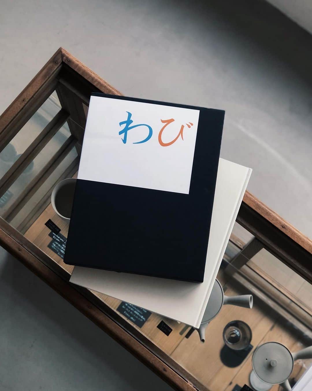 nostos booksのインスタグラム：「本日は十文字美信の写真集『わび』、二川幸夫『木の民家 ヨーロッパ』、アーキグラム展の図録、Norm Architectsの写真資料集など41冊を入荷しました。  オンラインストアへは商品タグをタップ◯ 　 入荷本からおすすめ10選  ----------  1冊目 『わび』 写真家、十文字美信の作品集。日本の自然、わびを体現する茶室や利休時代の茶道具、現代社会における「わび」を切り取った177点のカラー写真を収録している。千宗室、伊藤俊治らによるテキストも掲載。  ----------  2冊目 『木の民家 ヨーロッパ』 日本の建築写真家、二川幸夫がヨーロッパの木の伝統建築をまとめた写真資料集。スイス・アルプス、ドイツやスウェーデンの民家など、木で施された装飾や内装を白黒・カラーの大判の写真で収録。各地域ごとに章分けされ、豊富な図版と丁寧なテキストで解説。  ----------  3冊目 『アーキグラムの実験建築1961-1974』 2005年に水戸芸術館で開催された、イギリスの実験的建築家集団「アーキグラム」回顧展の図録。雑誌「ARCHIGRAM」の当時の誌面をそのまま綴じ込んだり、封筒や印刷紙、小冊子をはさむなど非常に凝った作り。  ----------  4冊目 『Jan Fabre: Troubleyn / Laboratorium』 ベルギーの美術家、ヤン・ファーブルのシアター・カンパニー及び現代演劇・ダンス集団「Troubleyn」とそのワークスペースを紹介した資料集。ヤン・ファーブルと親交の深い芸術家や作家らの作品が随所に設置された建築物の内観や、劇団員たちの練習風景などの写真を多数収録。   ----------  5冊目 『Sublime: New Design and Architecture from Japan』 日本の建築やプロダクトデザイン資料集。洗練された美意識を持ち合わせながら、機能的で無駄のない日本のプロダクトや建築、インテリアを幅広く紹介。深澤直人や隈研吾などの巨匠から若手の作家まで、伝統の中に独自のデザインを落とし込むデザイナーたちによる作品を幅広く収録。  ----------  6冊目 『写真集 郷土の民家』 建築史家・建築評論家、伊藤ていじによる日本の民家の写真資料集。北海道から沖縄まで、日本各地の伝統的な民家を記録し、その歴史や特色を解説したもの。メインページはカラーとモノクロ図版を掲載し、巻末に解説を収録。  ----------  7冊目 『ル・コルビュジエ展』 1996年から1997年にかけて開催された「ル・コルビュジエ展」の図録。建築のデッサンや写真のほか、家具のプロダクトデザイン、また画家としてのペインティング作品を収録。  ----------  8冊目 『日経回廊 全10冊揃』 日本経済新聞社が購読者向けに発行していた非売品の雑誌『日経回廊』の全巻10冊揃え。毎号魅力的なテーマを新鮮な切り口で特集する。  ----------  9冊目 『Flora シーボルト日本植物図譜コレクション』 サンクトペテルブルクにあるロシア科学アカデミー、V.L.コマロフ植物学研究所図書館が保管するシーボルト日本植物図譜コレクションを紹介。日本の植物画1054点を全て新規撮影で収録。DVD付属。  ----------  10冊目 『フローラ逍遥』 澁澤龍彦による、植物にまつわるエッセイ集。国内外から集められた貴重な図譜と中島かほるによる美しい装丁も魅力的。   ----------  店舗情報はこちら @nostosbooks  ----------  #十文字美信 #nostosbooks #ノストスブックス #祖師ヶ谷大蔵 #砧」