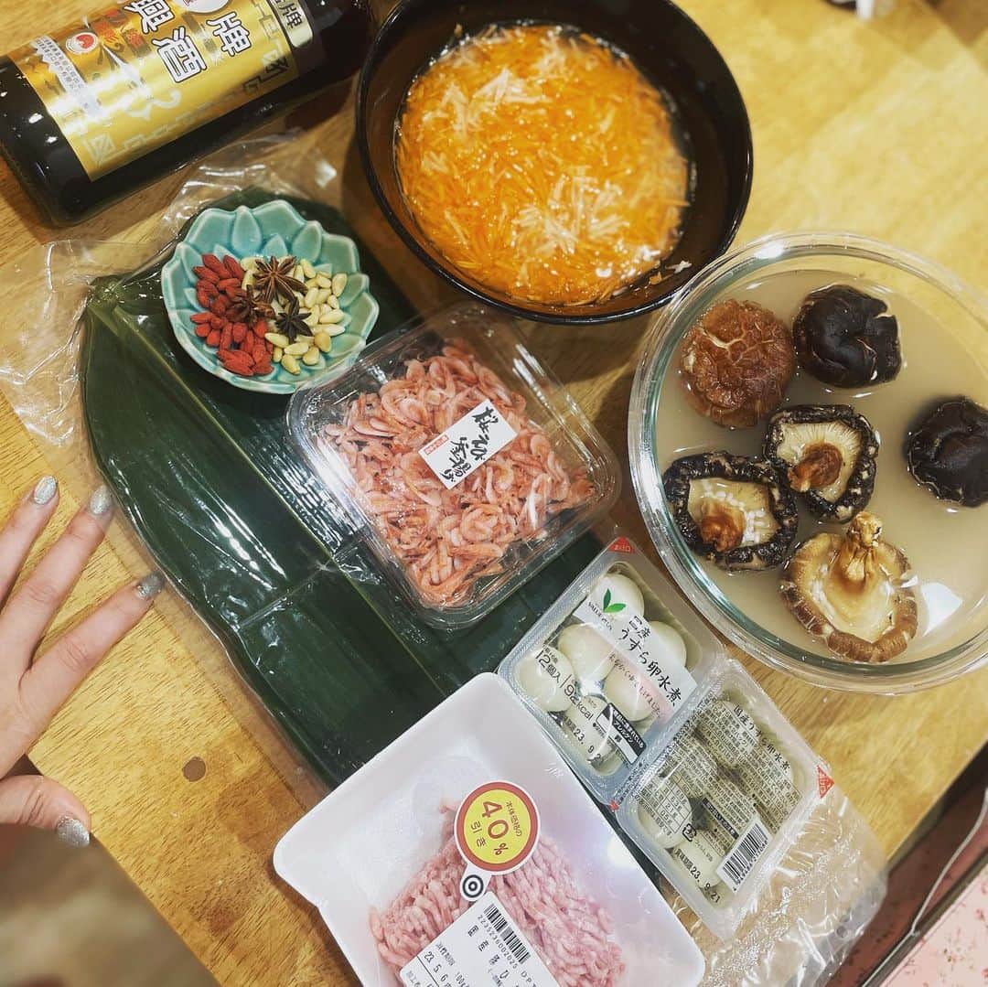 Rieco Iwaiのインスタグラム：「チマキ作りはもう多分マスターしました✨　 何回も何回もチャレンジして、 ついに好きな味に辿り着きました。  何度も何度もトライしてみるのは とても大事な事です。  ありがとうございました😊  #チマキ #ちまき #晩御飯 #お料理 ＃中華」