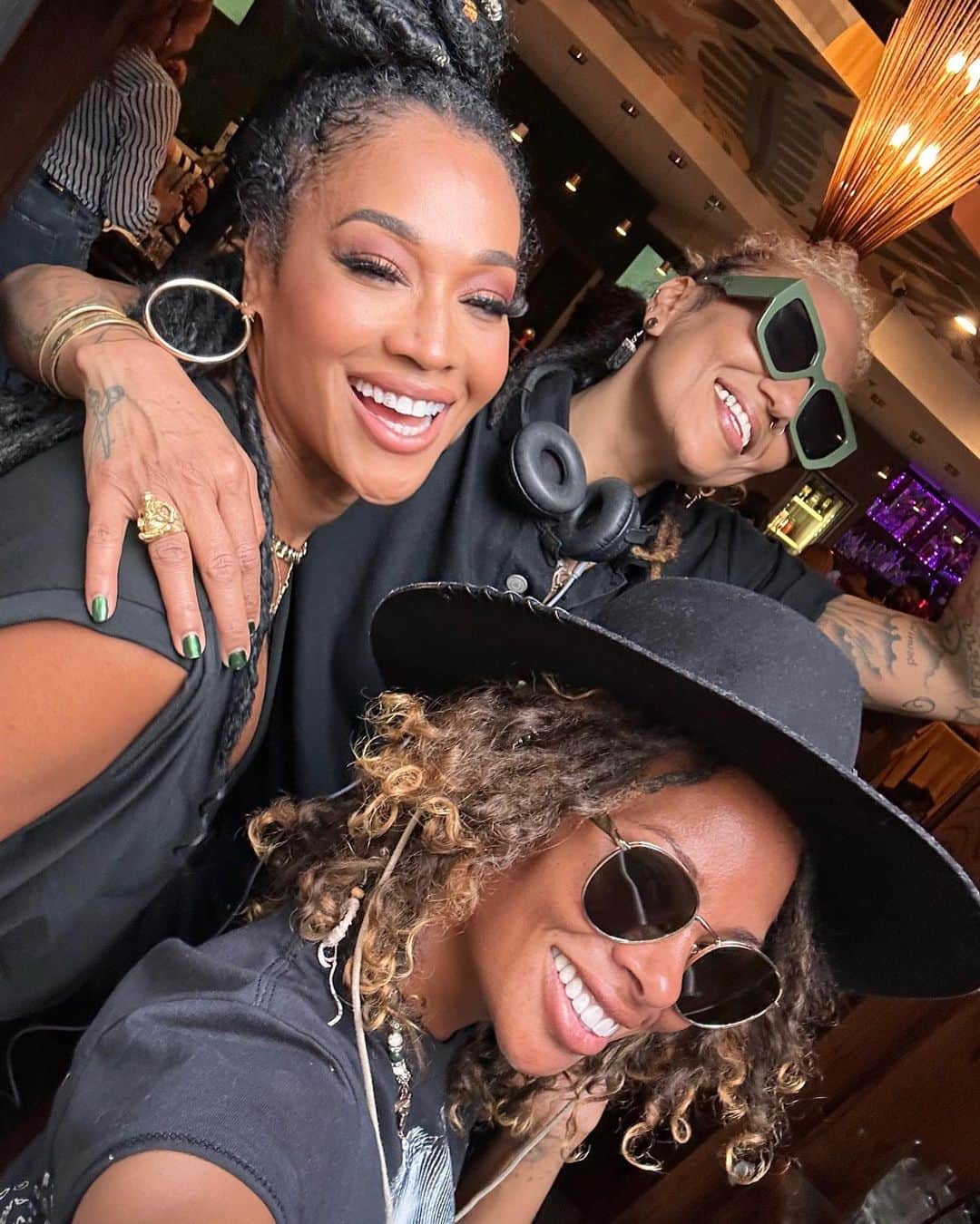 のインスタグラム：「Such Good Vibes with these 2 😆 @evamarcille 😝 @djtonikworld」