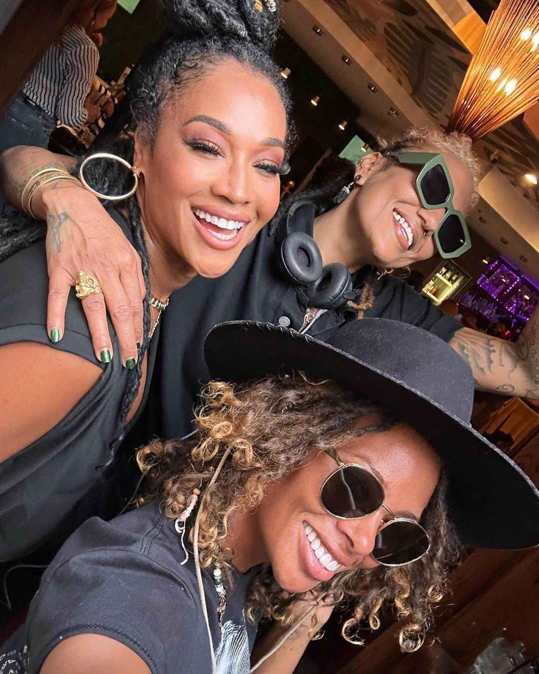 ミミ・ファウストのインスタグラム：「Such Good Vibes with these 2 😆 @evamarcille 😝 @djtonikworld」