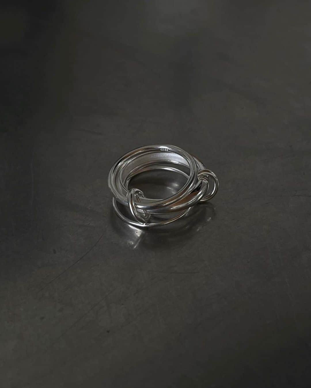Icumi Oohamaさんのインスタグラム写真 - (Icumi OohamaInstagram)「@tres__collection  Layard Ring (silver)  春夏はシルバー推し。 小さい輪っかは表に見えるように付けるとデザイン性が増すので ぜひ試してみてください♡」5月25日 8時09分 - icumi___