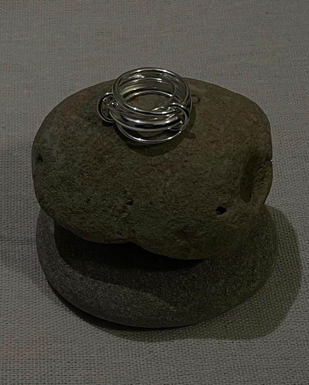 Icumi Oohamaのインスタグラム：「@tres__collection  Layard Ring (silver)  春夏はシルバー推し。 小さい輪っかは表に見えるように付けるとデザイン性が増すので ぜひ試してみてください♡」