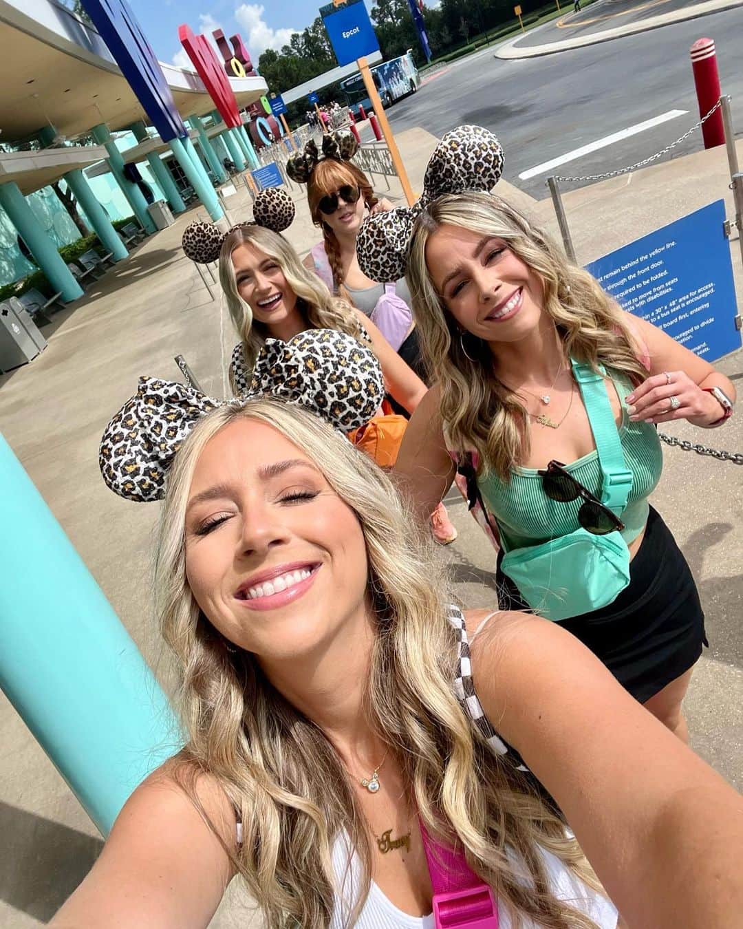 Tracy and Stefanieさんのインスタグラム写真 - (Tracy and StefanieInstagram)「DAK out here giving us a wild time! #photodump」5月25日 8時14分 - eleventhgorgeous