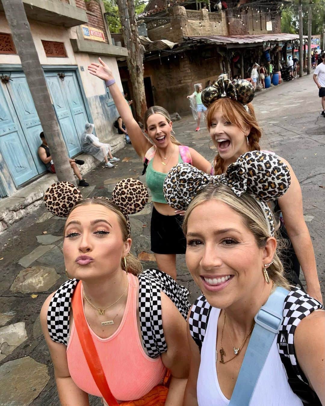 Tracy and Stefanieさんのインスタグラム写真 - (Tracy and StefanieInstagram)「DAK out here giving us a wild time! #photodump」5月25日 8時14分 - eleventhgorgeous
