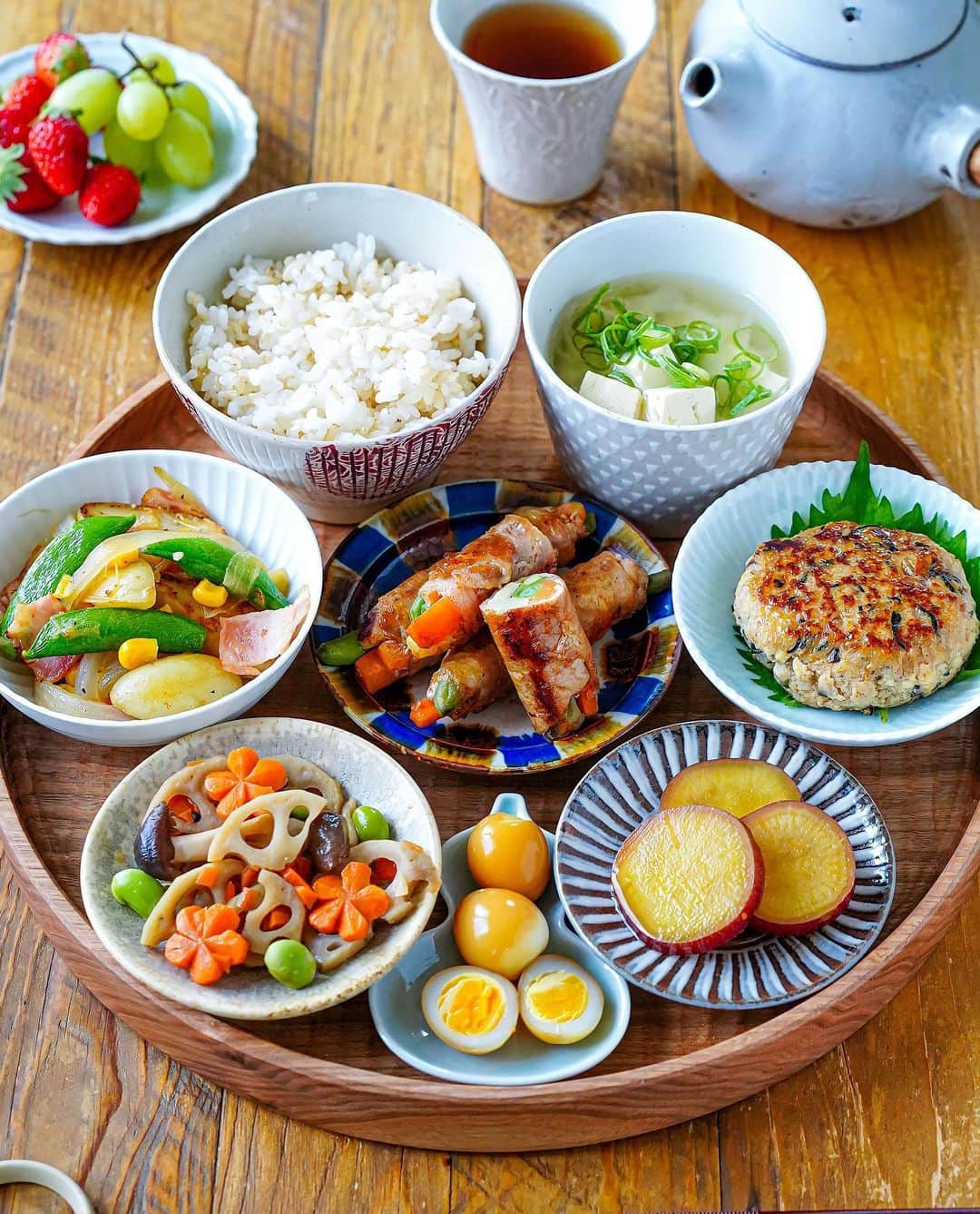Ayaのインスタグラム：「いつかの晩ご飯と今日のお弁当(2枚目)  おはようございます！ いつかの晩ご飯。  野菜の肉巻き ひじき入り豆腐ハンバーグ スナップエンドウとじゃがいものソテー さつまいもの甘煮 きんぴら うずらの味玉 豆腐の味噌汁 玄米入りごはん いちご/トンプソン  今日のお弁当は蓮根のはさみ焼き(詳細はストーリーに😊) そして今日もさつまいもの甘煮。  私のカメラのデータがお弁当だらけになっています🤣  一年前はお弁当を毎日作るなんて無理！と思っていましたが、家族の反応や感想、ストーリーにいいねやコメントをくださる方々のおかげで毎日乗り切れています😆ありがとうございます🙏  そして同じお弁当仲間のみなさんから刺激をもらっています😊💓  昨日はお弁当の盛り付け途中でタイムアウトになりましたが😂、私も盛り付け全工程を納められるぐらい成長したいです😂✨  それではよい一日をお過ごしください✨  #手作り#手作りごはん#晩ご飯#お弁当#和食#野菜の肉巻き#蓮根のはさみ焼き#フーディーテーブル #おうちごはんlover #マカロニメイト  #homemade#homemadefood #dinner#lunchbox#japanesefood#foodporn#foodie#foodstagram#foodpics#igersjp」