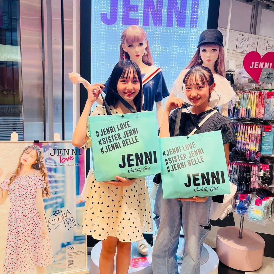 JENNI loveさんのインスタグラム写真 - (JENNI loveInstagram)「かわいい2人のご来店🩷 ニコ☆プチモデルの崎浜梨瑚©︎と中瀬梨里©︎が遊びに来てくれたよー🧸💞なにをgetしてくれたか気になるね🌟  リコ©︎リリ©︎ありがとう️🩵🫧 また遊びに来てね💫💫✨️  SoLaDo竹下通り店ではモデルさんやジェニィガールのサインがいーっぱい‪✨.ﾟ･*.🌷‬ レジェンドのサインを見つけてみてね  #jennilove  #ジェニィラブ #崎浜梨瑚  #中瀬梨里  #ニコプチ #harajuku」5月25日 8時27分 - jennilove_official