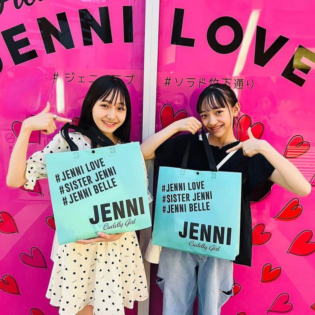 JENNI loveさんのインスタグラム写真 - (JENNI loveInstagram)「かわいい2人のご来店🩷 ニコ☆プチモデルの崎浜梨瑚©︎と中瀬梨里©︎が遊びに来てくれたよー🧸💞なにをgetしてくれたか気になるね🌟  リコ©︎リリ©︎ありがとう️🩵🫧 また遊びに来てね💫💫✨️  SoLaDo竹下通り店ではモデルさんやジェニィガールのサインがいーっぱい‪✨.ﾟ･*.🌷‬ レジェンドのサインを見つけてみてね  #jennilove  #ジェニィラブ #崎浜梨瑚  #中瀬梨里  #ニコプチ #harajuku」5月25日 8時27分 - jennilove_official